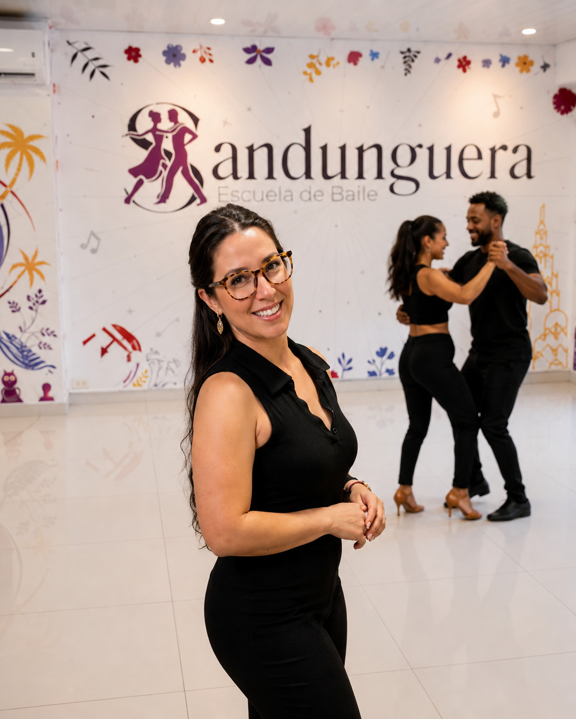 Persona aprendiendo a bailar en la academia Sandunguera